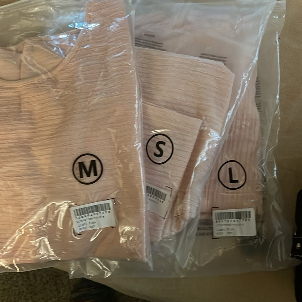 Women's Pink Textured top Round Neck Short Sleeve. New in package - Picture 4 of 5